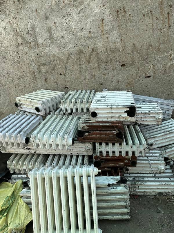 Kullanım dışı kalorifer radyatörlerinin toplandığı alan