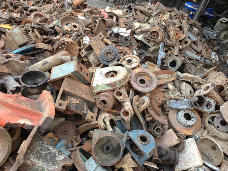 Hurda sahasında ayrıştırılmayı bekleyen ağır metal parçaları